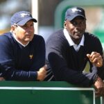 Fred Couples en Michael Jordan bekijken de wedstrijd